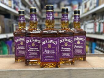Jack Daniel’s launches Tennessee Blackberry, blending Old No. 7 with natural blackberry. Taste, price, market trends, and brand history.
