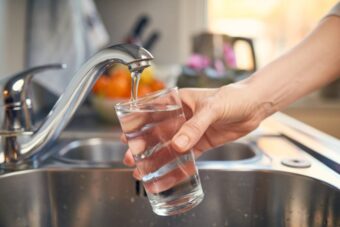 Dry air in apartment – how to improve humidity, avoid health problems, and choose affordable or modern solutions. Tips, causes, and best practices for every household.