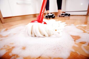 Hot water seems perfect for cleaning, but experts warn it can ruin floors. Learn why cooler water gives better shine and how to clean safely without streaks.
