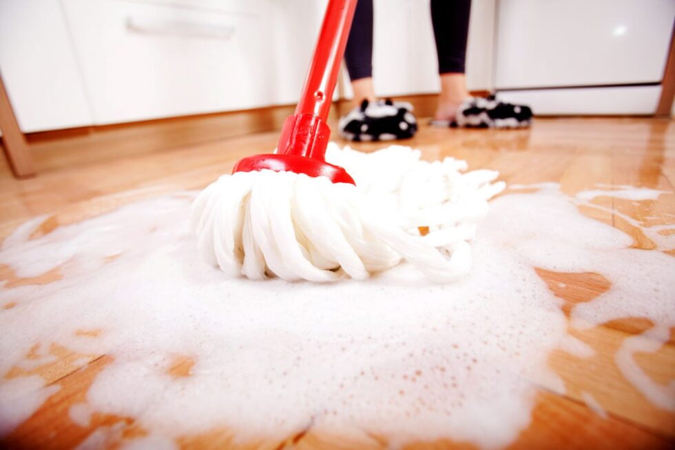 Hot water seems perfect for cleaning, but experts warn it can ruin floors. Learn why cooler water gives better shine and how to clean safely without streaks.