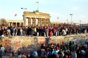 Тайна записки Шабовски раскрыта: Кто продал документ о падении Стены за 25 000 евро