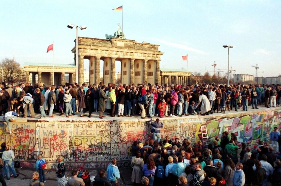 Суд в Мюнстере обязал Дом истории раскрыть имена продавцов записки Гюнтера Шабовски. Узнайте детали громкого дела о документе, изменившем историю падения Стены.