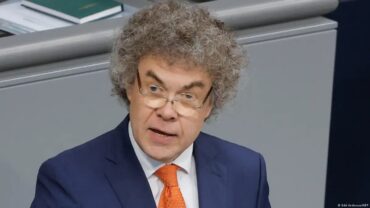 Против депутата Бундестага от AfD Маттиаса Моосдорфа выдвинуты обвинения за демонстрацию нацистского приветствия