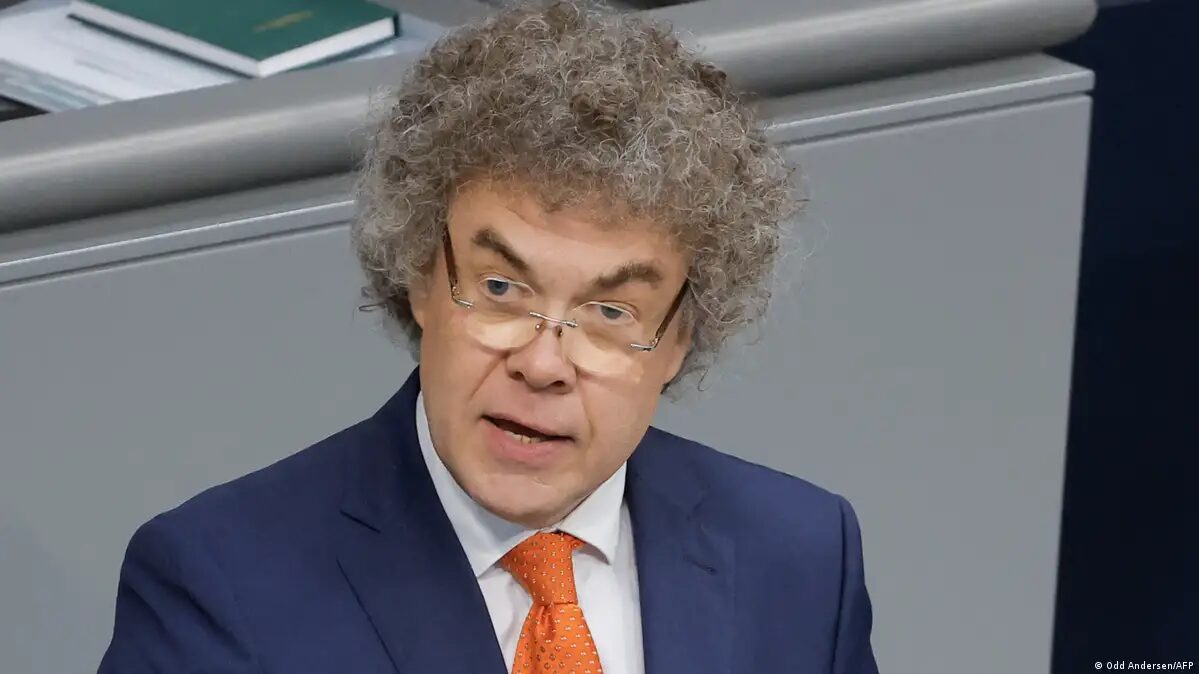 Прокуратура Берлина обвинила депутата AfD Маттиаса Моосдорфа (60) в использовании гитлеровского приветствия. Политик ранее лишился поста из-за пророссийского курса.