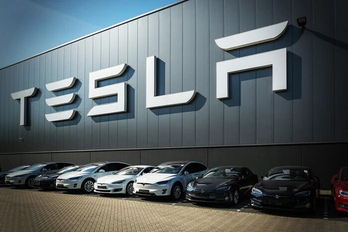 Продажи Tesla в Германии рухнули на 20,2% в ноябре 2025 года, впервые уступив BYD. Изучите отчет KBA, причины падения и прогнозы рынка электромобилей.