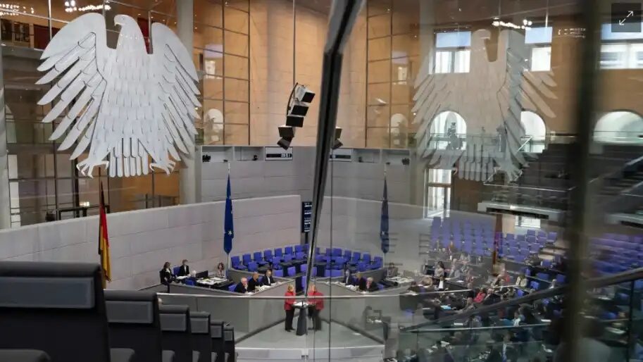 Парламент Германии одобрил пакет налоговых льгот на €5 млрд для поддержки ресторанов и компенсации расходов пассажирам.