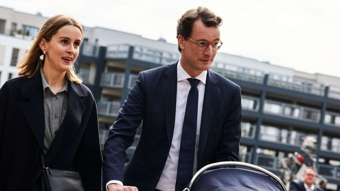 Премьер-министр NRW Хендрик Вюст (CDU, 50) и его жена Катарина (38) ожидают рождения второго ребенка весной 2026 года. Семья, включая дочь Филиппу (4), очень счастлива.