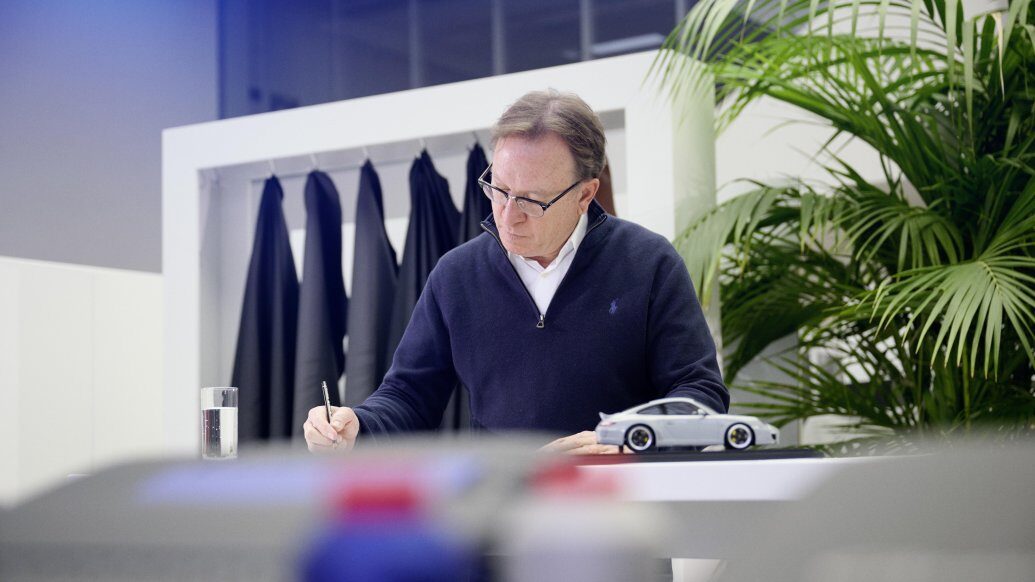 Грант Ларсон возглавил спецпроекты в Porsche Design. Анализ его наследия (Boxster/Cayenne) и стратегической важности лимитированных уникальных моделей с 2025 года.