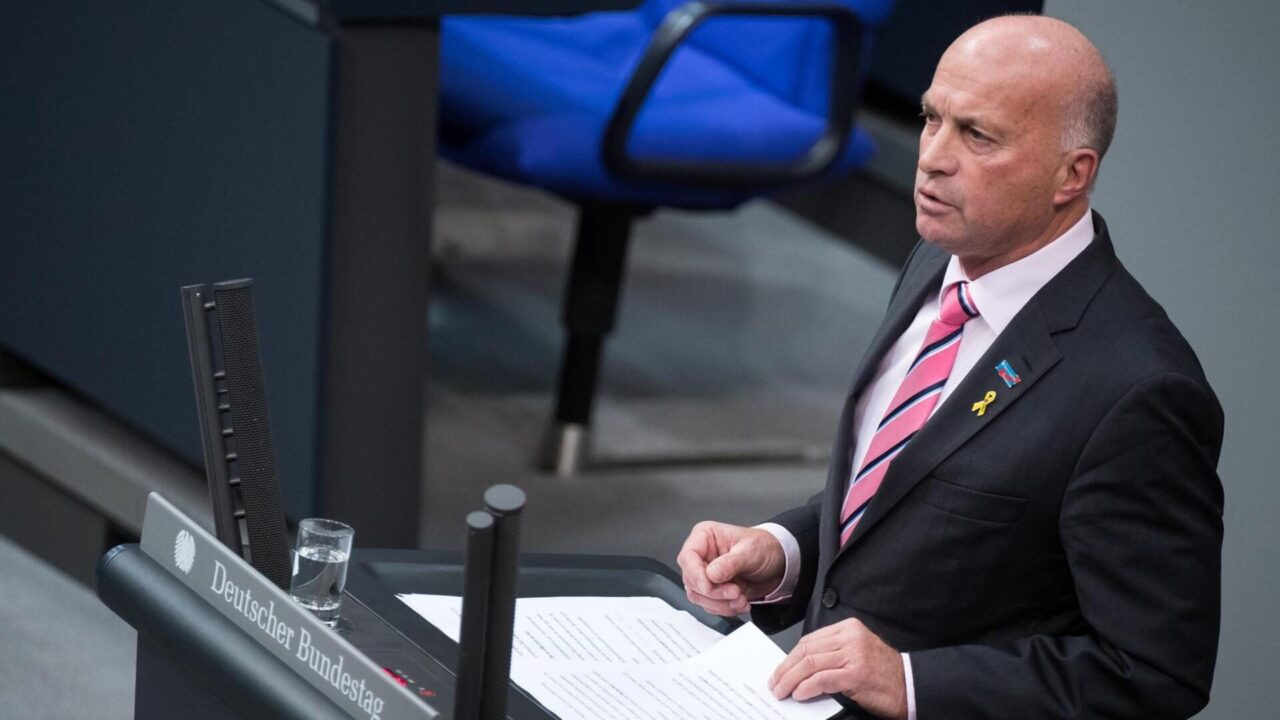 В Бундестаге назрел открытый конфликт в AfD: депутат Рюдигер Лукассен жестко раскритиковал Бьорна Хёкке из-за его позиции по воинской повинности, что вызвало волнения.