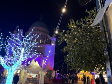 Что означает поцелуй под омелой: история, значение и рождественская традиция